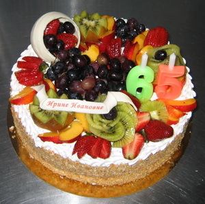 Торт с фруктами на 65-летие